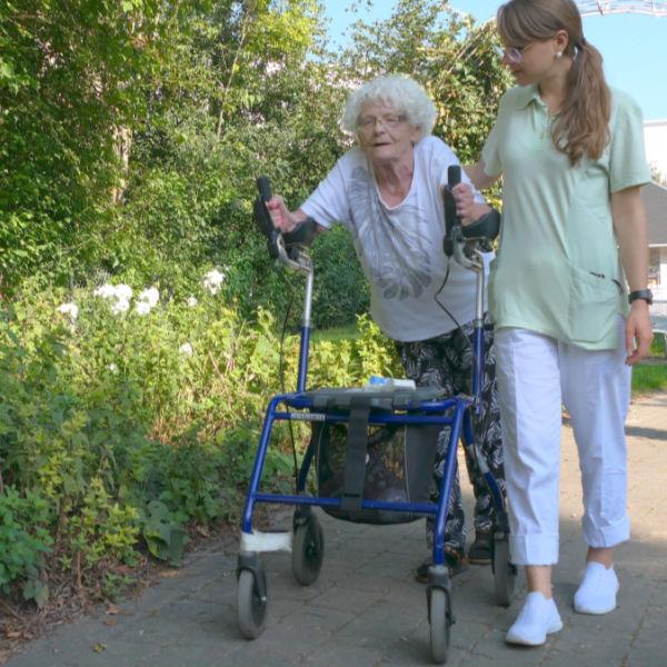 St. Elisabeth Pflegezentrum Senden - individuelle Einzelbetreuung beim Spaziergang