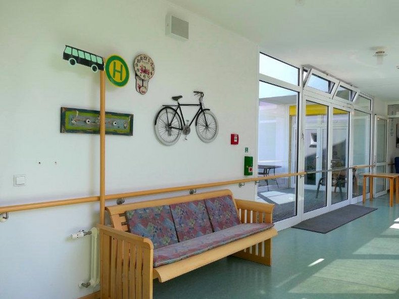 Simulierte Bushaltestelle in der Gerontopsychiatrie im St. Elisabeth Pflegeheim Senden