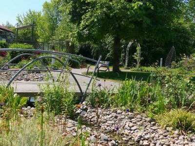 Garten mit Bachlauf im St. Elisabeth Senden-Iller