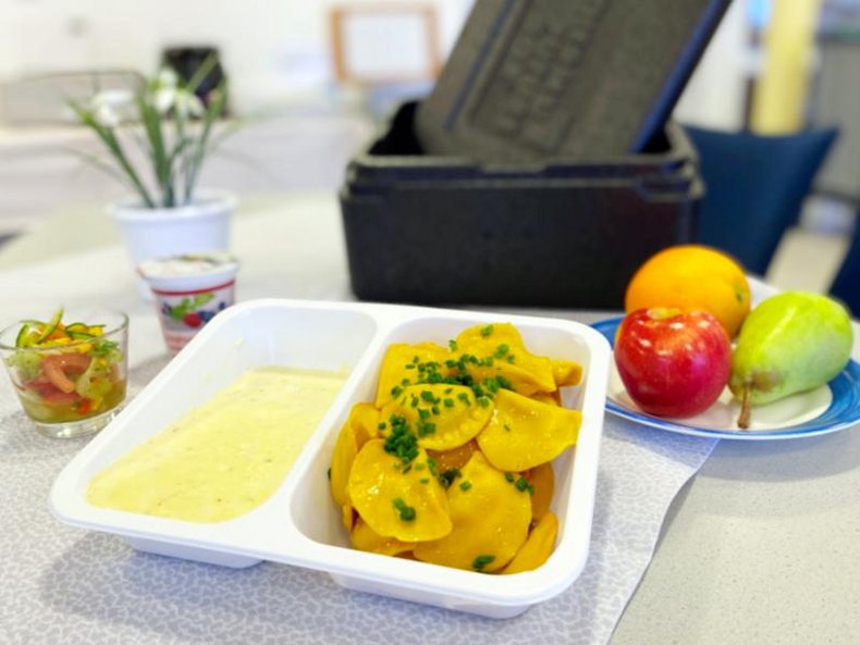 Essen auf Rädern mit Wärmebox _Mahlzeitendiensts St. Elisabeth Senden