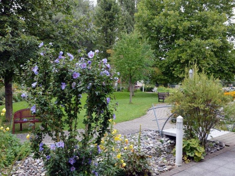 Großer Garten für Kurzzeitpflege und Vollstationäre Pflege im St. Elisabeth Senden