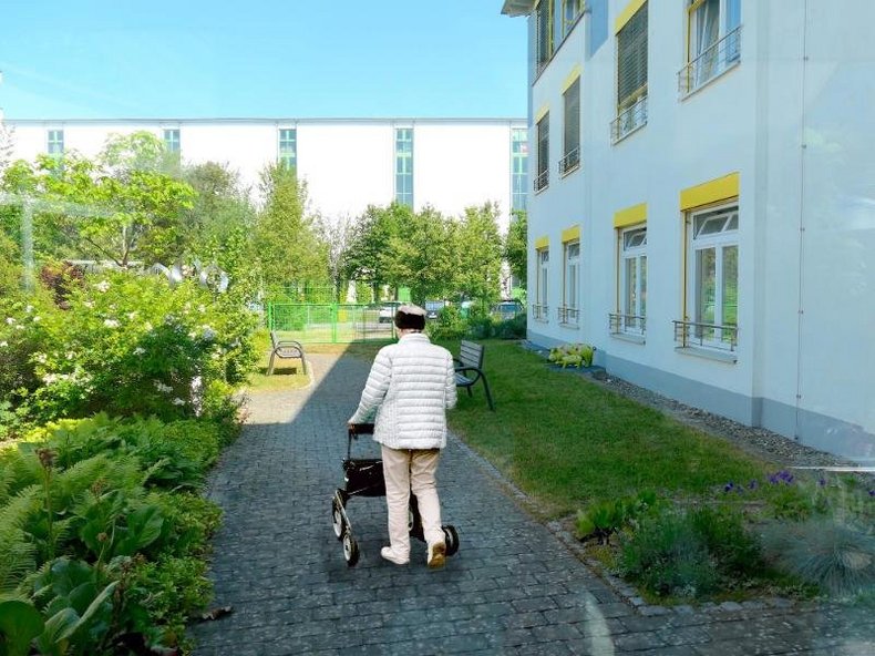 Pflegekundin im Garten Demenzbereich St. Elisabeth Senden