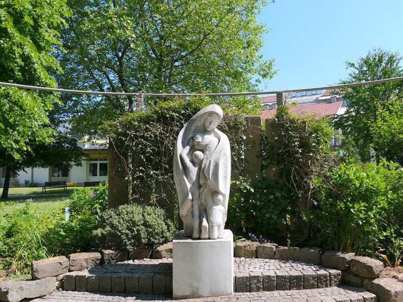 St. Elisabeth im Garten des Pflegezentrums Senden